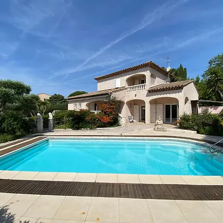 Βίλα Avec Piscine, Internet Et Climatisation.